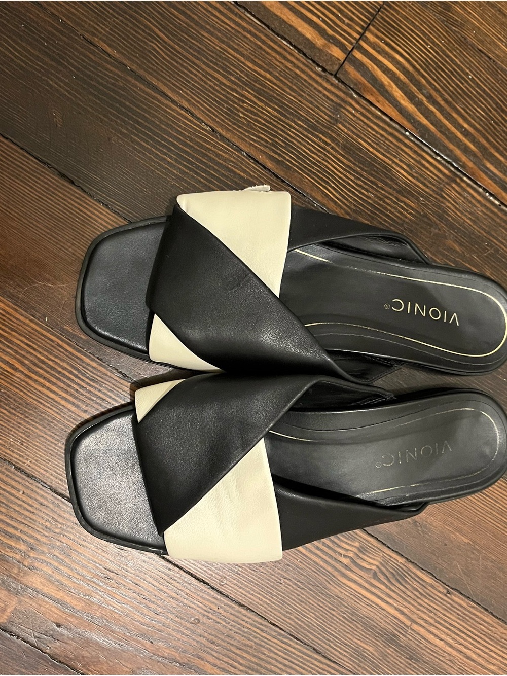 Vionic Black and Cream Crisscross Slide Sandals *Flaw*